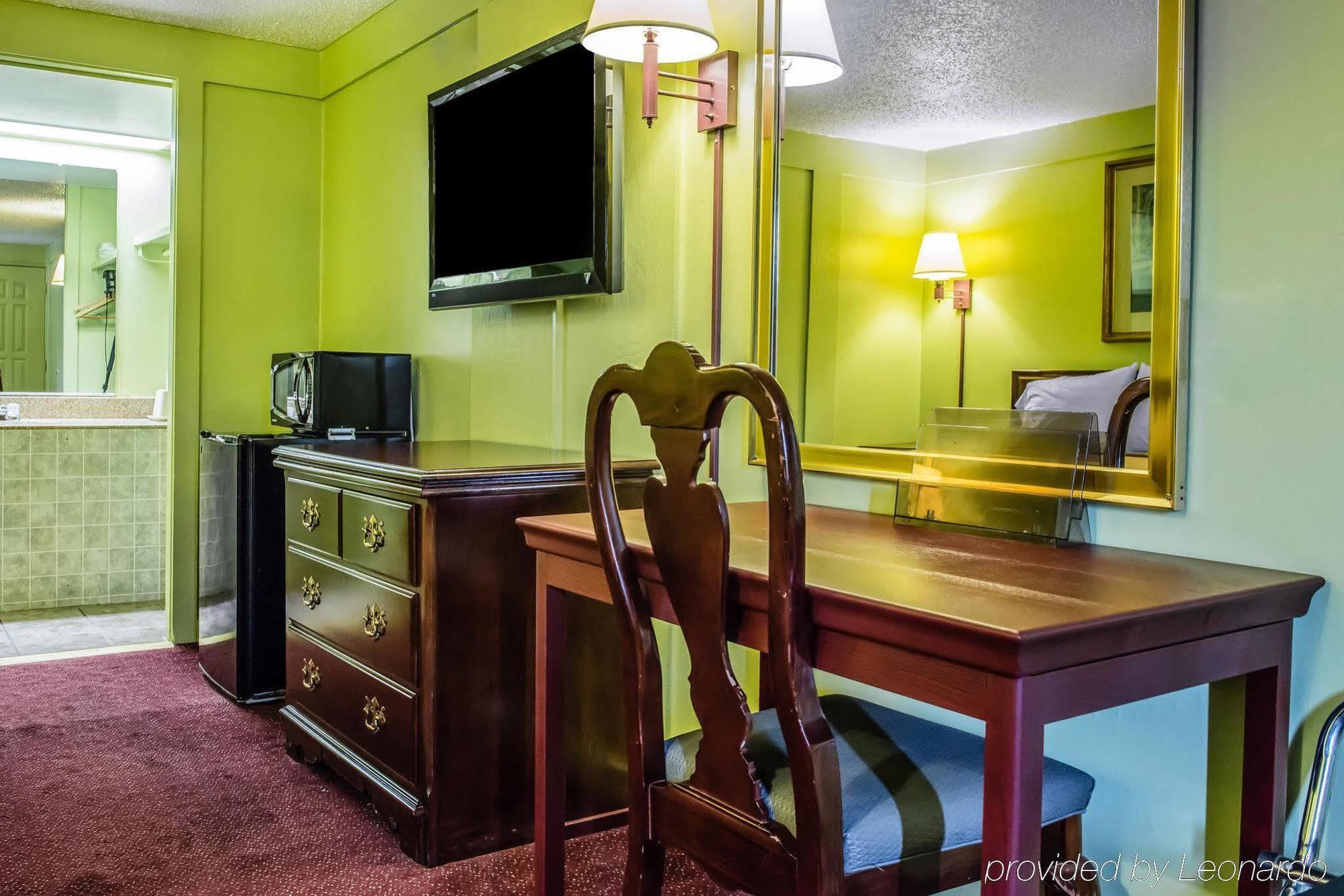 Lodge Econo I-79